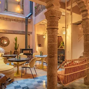 Mama Lova Hotel, Riad, Restaurant & رياد